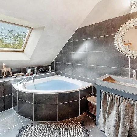 3 Bedroom Gorgeous In Crossac